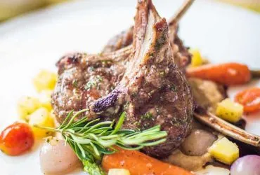 Receta de chuletas de cerdo, zanahorias y romesco con sous vide Receta de chuletas de cerdo, zanahorias y romesco con sous vide